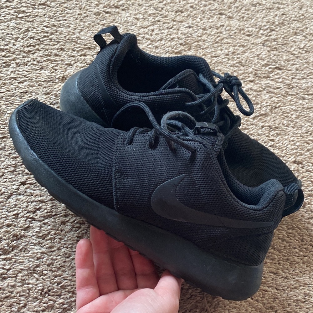 Women’s nike roshes size 8.5